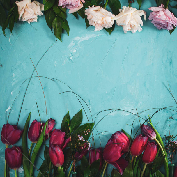 fleurs sur fond en bois. Modèle de bordure printemps été fond floral. Air léger image artistique délicate, espace libre. - Photo, image
