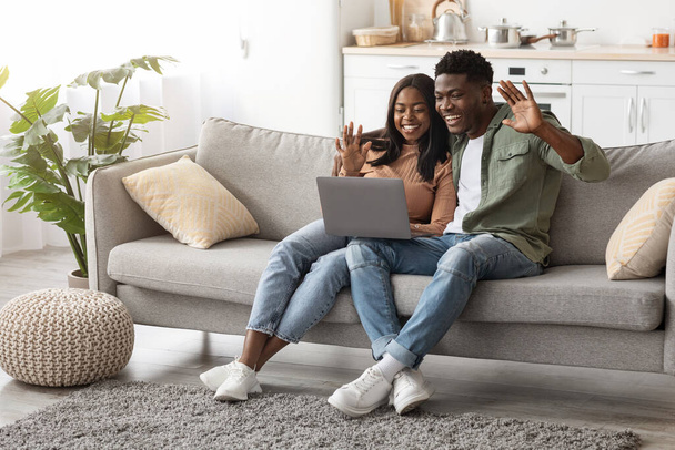 Familia afroamericana feliz usando la computadora en casa - Foto, imagen