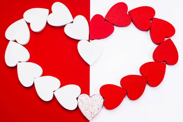 Happy Valentine Day.Konzept der Polygamie Liebe und Februar-Urlaub.Rote und weiße Herzen auf einem gemischten Hintergrund rot und weiß.Gemischte Liebe.Liebesdreieck oder Polygamie, polygame Beziehung . - Foto, Bild