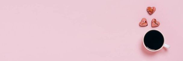 Chocolate caramelos corazones taza de café fondo rosa. Espacio plano de copia de diseño. Concepto de vacaciones 14 de febrero Día de San Valentín - Foto, imagen