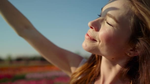 Egy gyönyörű nő portréja, amint a napot nézi. Szoros fiatal nő csukott szemmel.  - Felvétel, videó