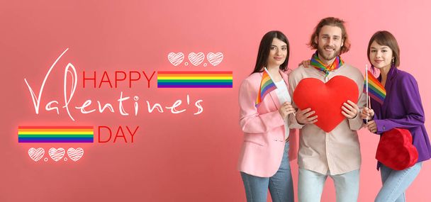色の背景に虹の旗を持つ男と2人の美しい女性。バレンタインデーのお祝い - 写真・画像