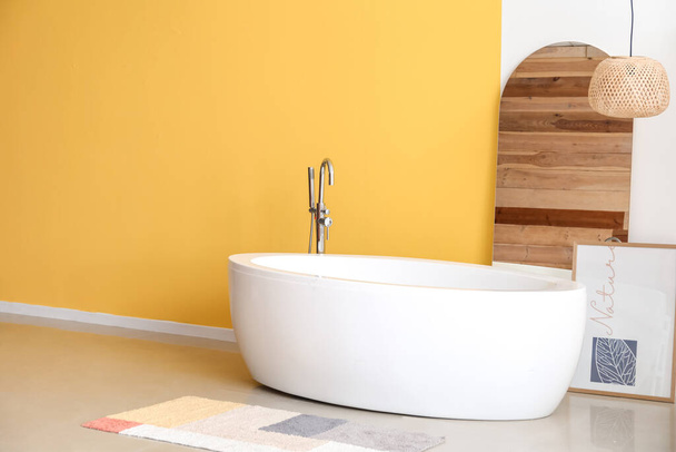 Interior del elegante cuarto de baño con pared amarilla - Foto, imagen