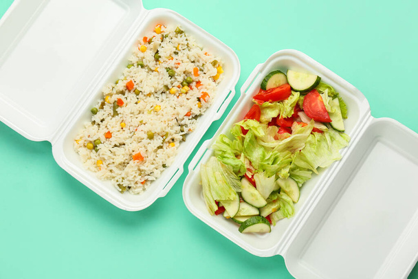 Ryż z warzywami i mieszanką sałatek w pudełkach na tle koloru - Zdjęcie, obraz
