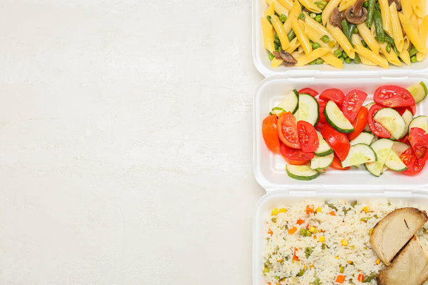 Смачна їжа в обідніх коробках на світлому фоні
 - Фото, зображення