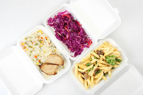 Různé chutné jídlo v občerstvení boxy na světlém pozadí - Fotografie, Obrázek