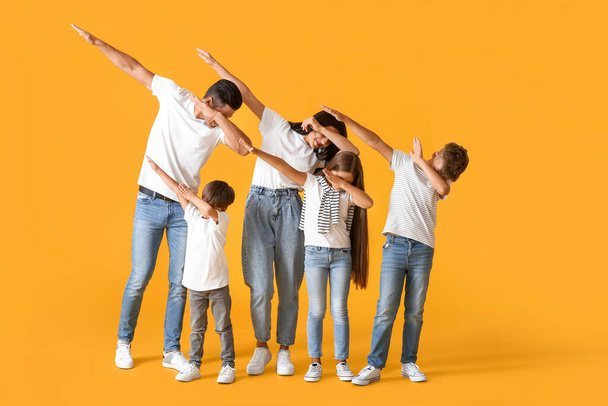 Feliz familia bailando sobre fondo de color - Foto, Imagen