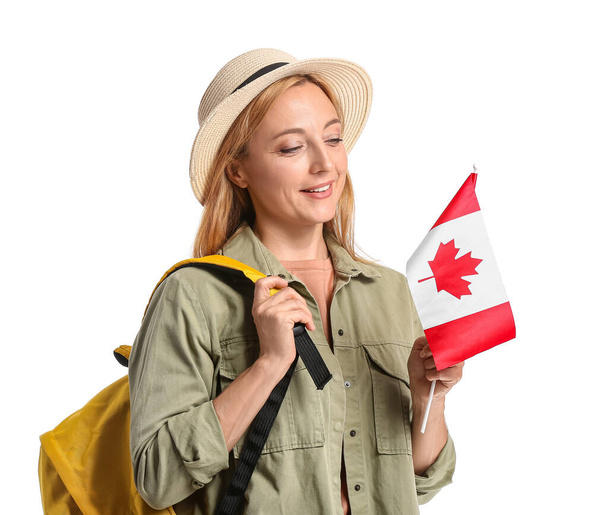 Зрелая туристка с канадским флагом на белом фоне - Фото, изображение
