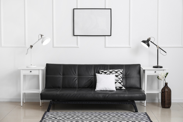 Sisustus tyylikäs olohuone musta sohva, pöydät ja valaisimet - Valokuva, kuva