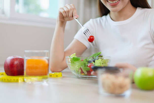 γυναίκα τρώει λαχανικά σαλάτας. θηλυκή και υγιεινή διατροφή των τροφίμων. - Φωτογραφία, εικόνα