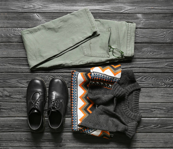 Stilvolle Männerkleidung, Brille und Schuhe auf dunklem Holzgrund - Foto, Bild