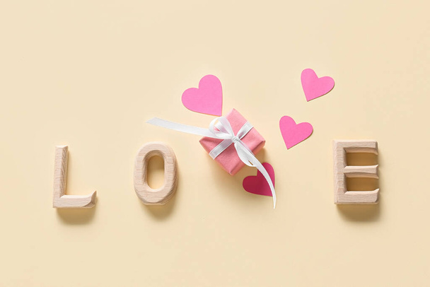 Dárek pro Valentýna a slovo LOVE na barevném pozadí - Fotografie, Obrázek