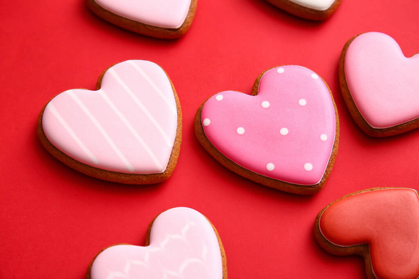 Ízletes szív alakú cookie-k piros háttér - Fotó, kép