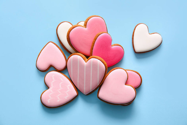 Tasty heart shaped cookies on blue background - Foto, afbeelding