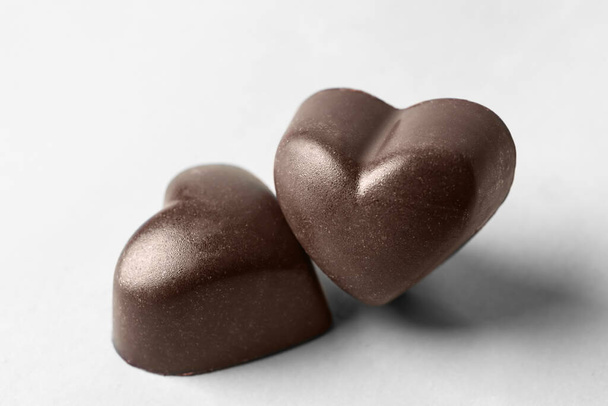 Sabrosos caramelos en forma de corazón sobre fondo claro, primer plano - Foto, imagen