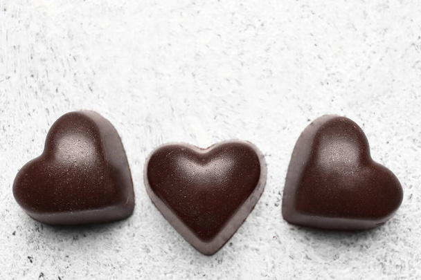 Sabrosos caramelos en forma de corazón sobre fondo claro - Foto, imagen