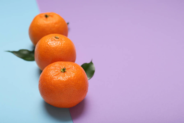 Ripe tangerines on color background - Φωτογραφία, εικόνα