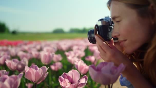 Closeup perfil da mulher fotografar imagem da flor. Retrato de mulher tirando foto - Filmagem, Vídeo