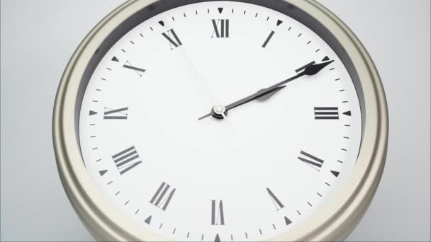 時間経過銀の壁の時計は、時間を示しています2分午後3時。白地の上を一日であっという間に過ぎ去った. - 映像、動画
