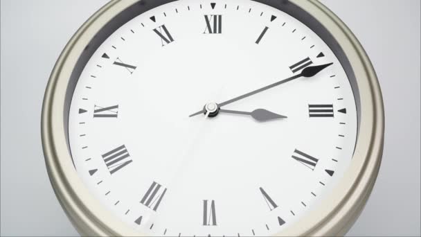 Time lapse horloge murale en argent montrent le à 4 heures. Le temps passa rapidement dans une journée sur fond blanc - Séquence, vidéo