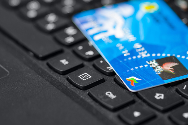 Banca en línea con tarjeta de crédito
 - Foto, imagen