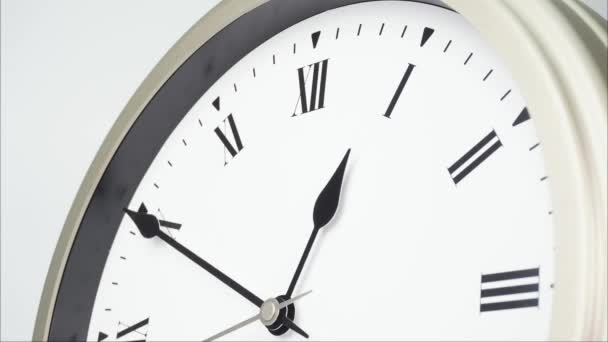 Zeitraffer Silberne Wanduhr zeigt die Zeit 13: 13. Die Zeit verging schnell an einem Tag auf weißem Hintergrund. - Filmmaterial, Video