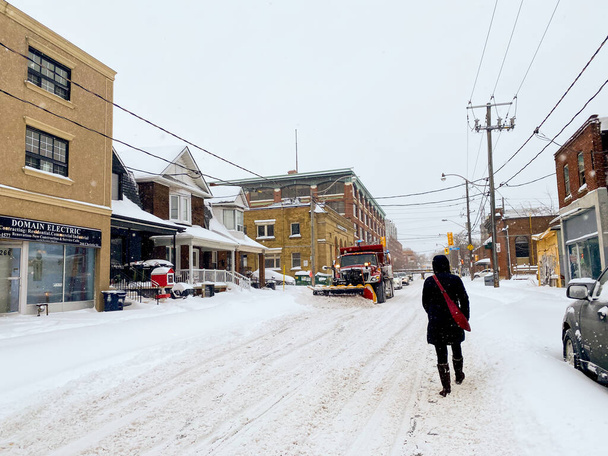 Торонто, Канада - 17 січня 2022 року: люди йдуть на вулиці Торонто після сильного зимового шторму. - Фото, зображення
