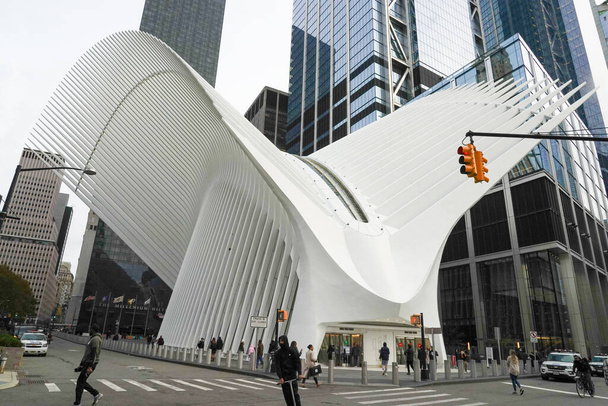 NEW YORK - 11. NOVEMBER 2021: Das von Santiago Calatrava entworfene World Trade Center Transportation Hub Oculus in Lower Manhattan  - Foto, Bild