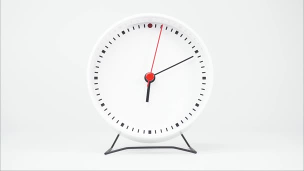 Zeitraffer weiße Uhr sagen die Zeit 7 Uhr. Es ist Zeit aufzuwachen und auf weißem Hintergrund zu arbeiten. - Filmmaterial, Video