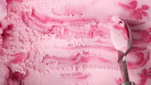 Slow-Motion μαζέψτε το παγωτό φράουλα με ένα κουτάλι. Μοτίβο και υφή στην επιφάνεια του παγωτού. - Πλάνα, βίντεο