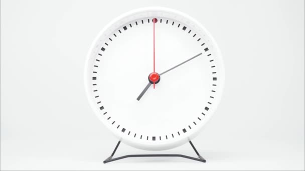 Valkoinen kello näyttää kellonajan kahdeksalta. Aika kului nopeasti päivässä valkoisella taustalla. - Materiaali, video