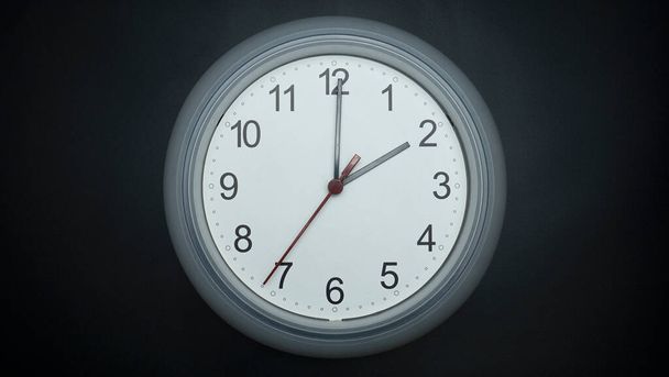 Heure de l'horloge 02 : 00. sur fond noir, Copier l'espace pour votre texte, Concept de temps.  - Photo, image
