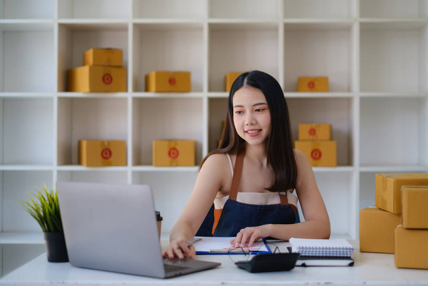 アジアの中小企業経営者は自宅で働いています。ビジネス小売市場とオンライン販売マーケティング配信、中小企業の電子商取引の概念. - 写真・画像