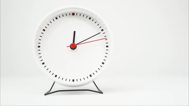 Time lapse mostrar la hora a las 13: 00 El tiempo de descanso ha terminado y es hora de trabajar sobre fondo blanco. - Imágenes, Vídeo