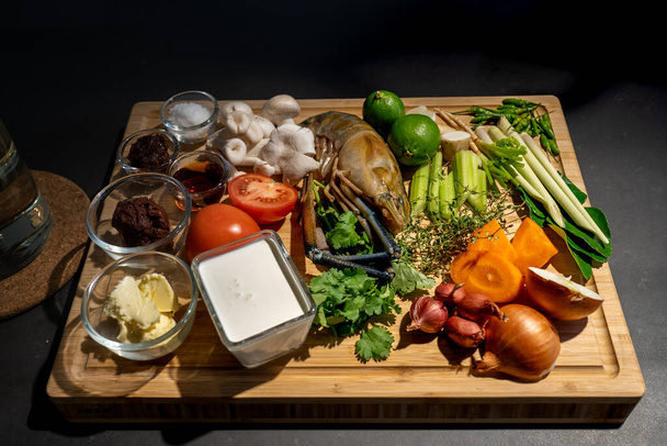 Lapos asztali Hozzávalók TomYamKung (Garnélarák fűszeres thai leves) egy garnélarák, citrom fűszer szószok és a többiek a konyhapulton.. - Fotó, kép