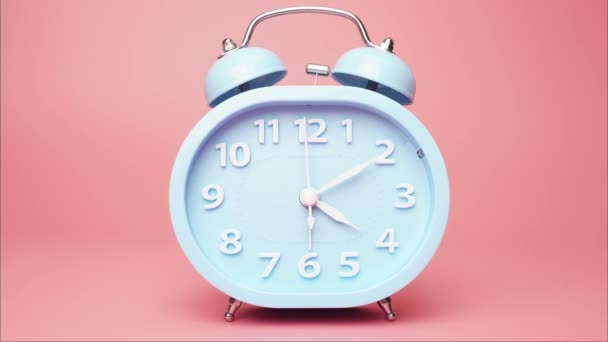 O relógio de alarme azul de lapso de tempo mostra a hora às 5 horas. Hora de terminar o trabalho no fundo rosa. - Filmagem, Vídeo