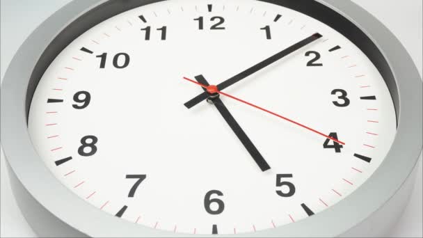 Zeitraffer graue Wanduhr zeigt die Zeit um 6 Uhr an. Die Zeit verging wie im Flug an einem Tag. - Filmmaterial, Video