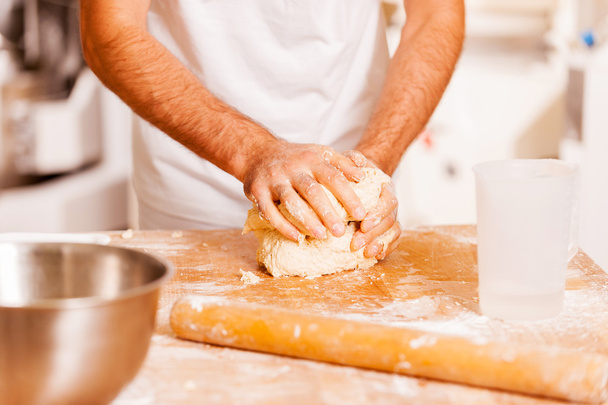Kneading the dough - Foto, afbeelding