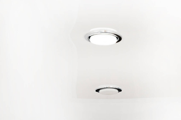 LED ceiling round bulb burned out on the ceiling. Lamp replacement - 写真・画像