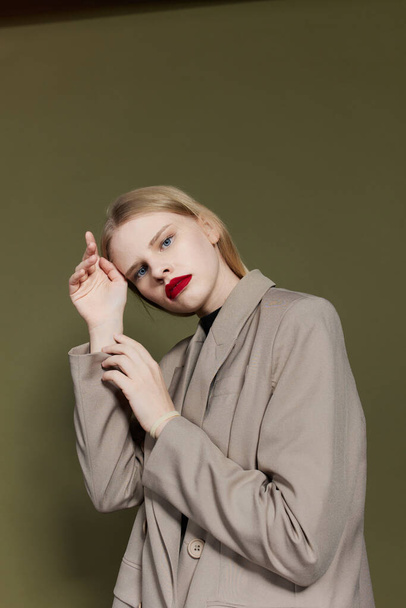 Glamouröse Frau mit roten Lippen hält Hand in Hand Studiomodell unverändert - Foto, Bild