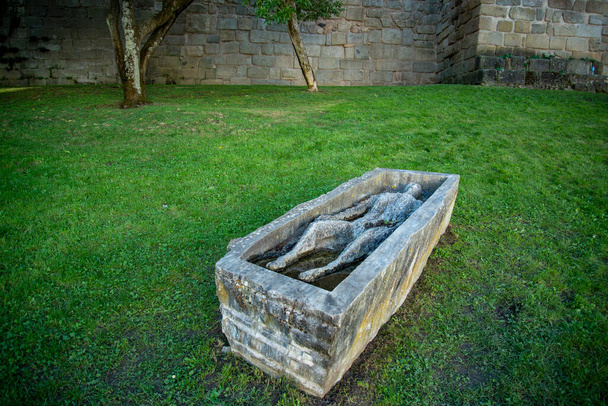 uma arte caixão no Jardim dos Colegiais, no centro histórico da cidade de Évora, no Alentejo, em Portugal. Portugal, Évora, Outubro de 2021 - Foto, Imagem