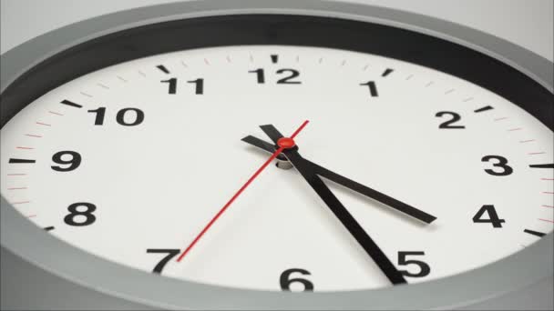 Zeitraffer graue Wanduhr zeigt die Zeit um 5: 15 Uhr an. Die Zeit verging wie im Flug an einem Tag. - Filmmaterial, Video