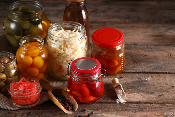 verduras fermentadas en frascos de vidrio alimentos saludables - Foto, Imagen