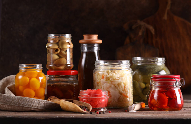 fermentoidut vihannekset lasipurkeissa terveellinen ruoka - Valokuva, kuva