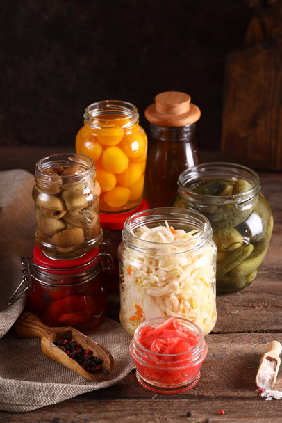 erjesztett zöldségek üvegedényekben egészséges élelmiszer - Fotó, kép