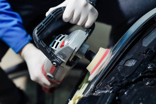 Autós fényszórók tisztítása puffergéppel az autószervizben - Fotó, kép