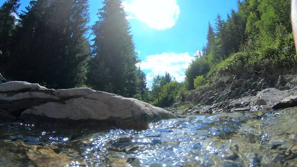 Дуже красива гірська пейзажна сцена з тече річкою і яскравим відображенням
 - Фото, зображення