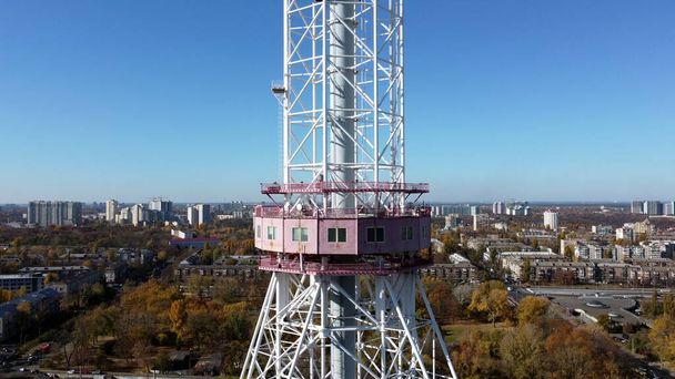 Telekomünikasyon ve radyo yayını kulesi boyunca yükselin. - Fotoğraf, Görsel