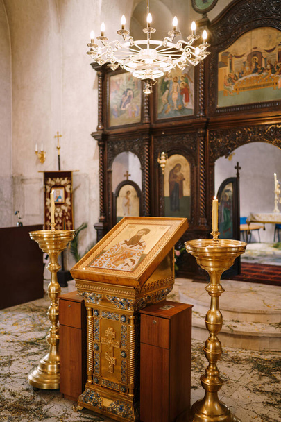 Icône sur un stand devant l'autel dans l'église de Sainte-Sava à Tivat - Photo, image