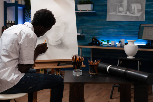 Genç ressam vazo çiziyor, gölgeler yapıyor. - Fotoğraf, Görsel